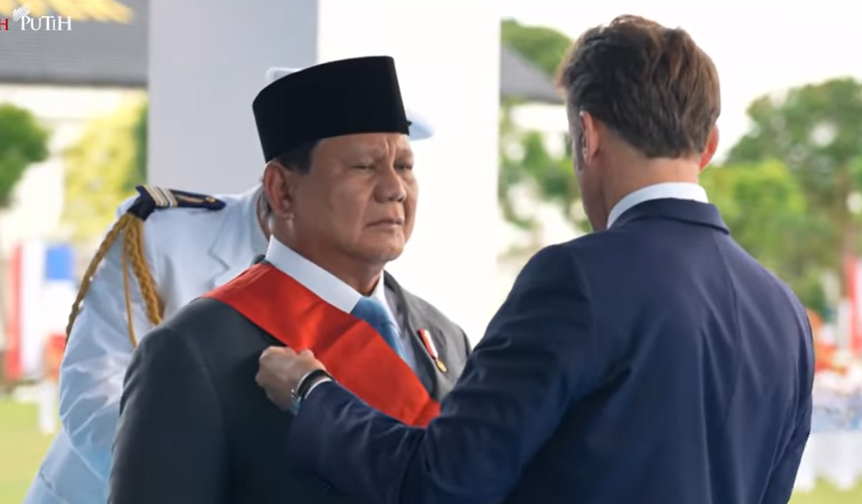 Macron Anugerahkan Tanda Jasa Kehormatan Pada Prabowo di Akmil Magelang